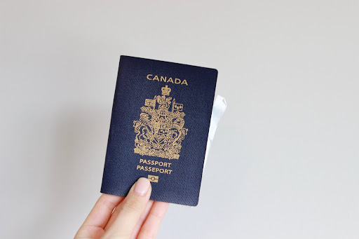 Comment puis-je vérifier mon admissibilité aux programmes d’immigration canadiens?